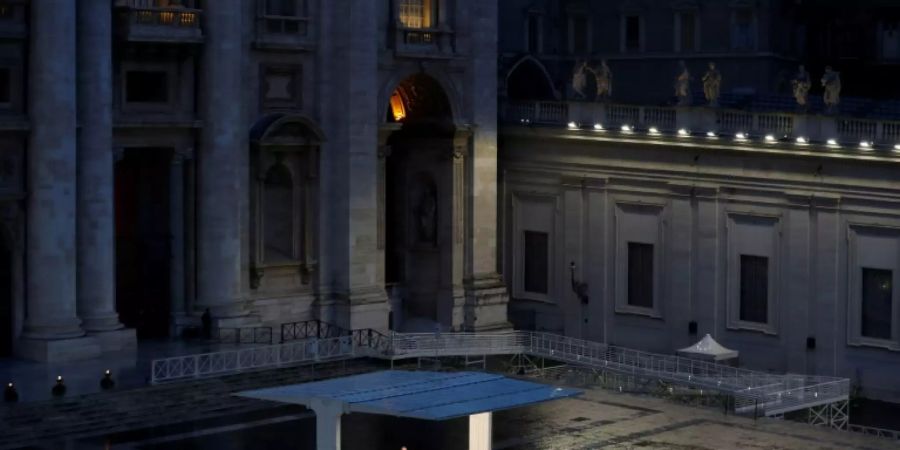 Papst Franziskus auf dem menschenleeren Petersplatz