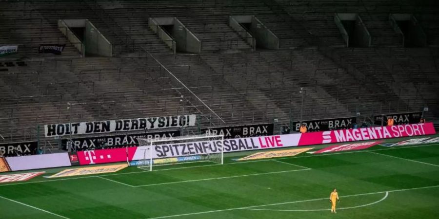 Das Bundesligaspiel von Borussia Mönchengladbach gegen den 1. FC Köln wurde ohne Zuschauer ausgetragen. Foto: Fabian Strauch/dpa