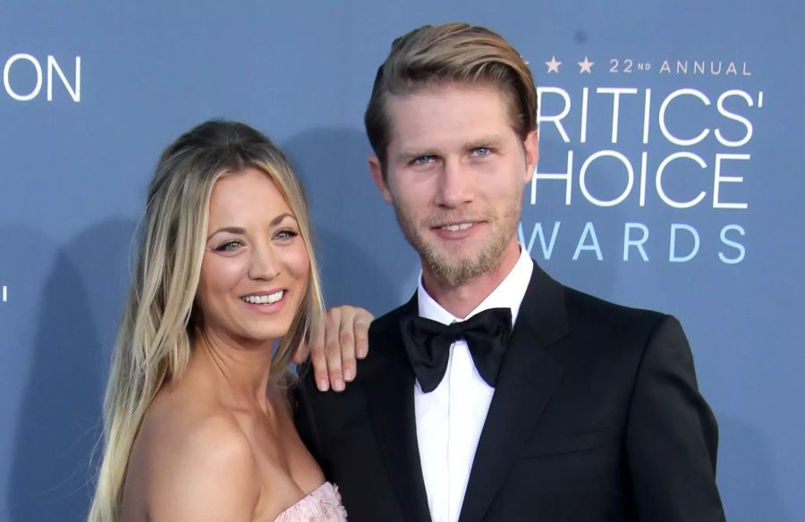 US-Schauspielerin Kaley Cuoco (l) und Karl Cook kommen zu den 22. jährlichen Critics' Choice Awards.