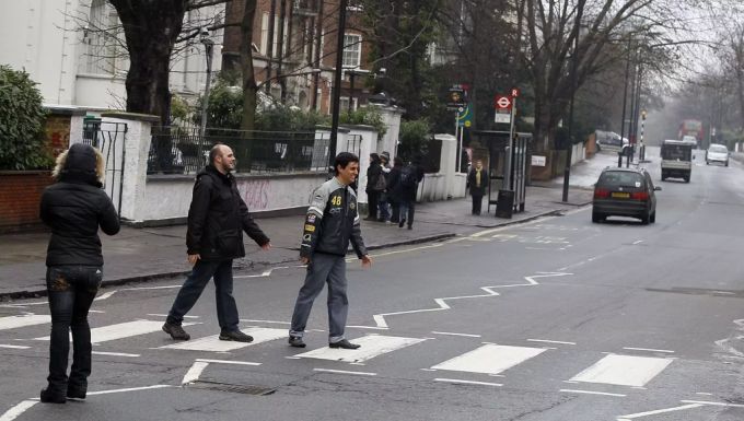 Touristen, die das legendäre Albumcover nachstellen wollen. Abbey Road