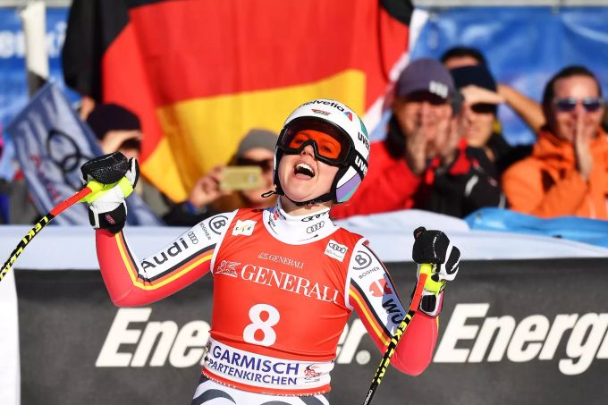 Viktoria Rebensburg gewinnt die Heim-Abfahrt in Garmisch-Partenkirchen. Sie ist fast eine Sekunde schneller als Corinne Suter. Corinne Suter Rebensburg