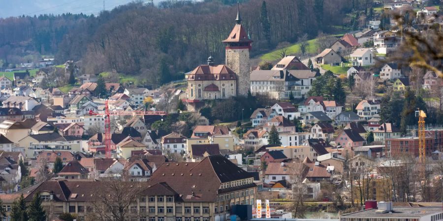 Schloss Falkenstein mit Gemeindehuas in Niedergösgen.