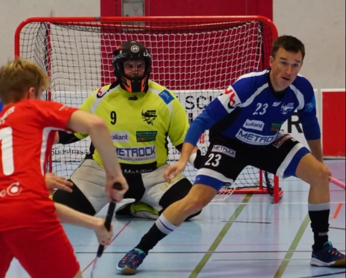 Matthias Amstutz und Rafael Geiser verteidigen gemeinsam gegen den UHC Kappelen. Tigersharks Kulm, Matthias Amstutz und Rafael Geiser