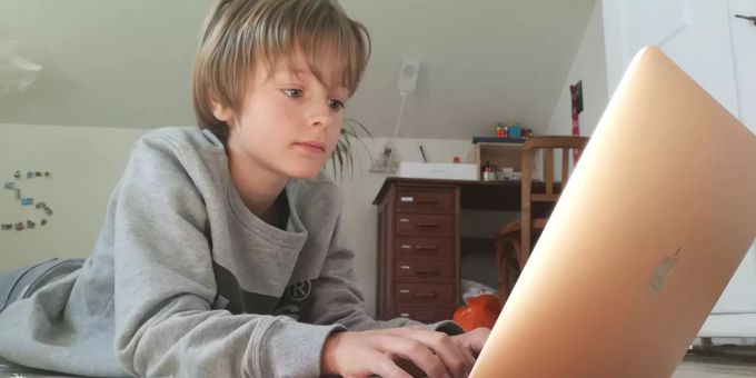 Santino Bosch (11) ist Schüler aus Schwerzenbach ZH. Er schreibt regelmässig Kolumnen für Nau.ch. Santino Bosch Greta Thunberg