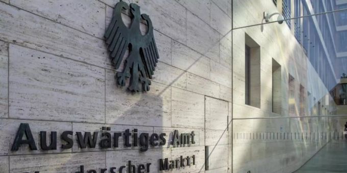 Das Auswärtige Amt hat seine weltweite Reisewarnung aktualisiert. Bis mindestens Ende April 2020 wird von touristischen Reisen abgeraten. Daher verlängert nun auch FTI seinen Reisestopp. Foto: Monika Skolimowska/dpa-Zentralbild/dpa Das Auswärtige Amt hat seine weltweite Reisewarnung aktualisiert. Bis mindestens Ende April 2020 wird von touristischen Reisen abgeraten. Daher verlängert nun auch FTI seinen Reisestopp. Foto: Monika Skolimowska/dpa-Zentralbild/dpa