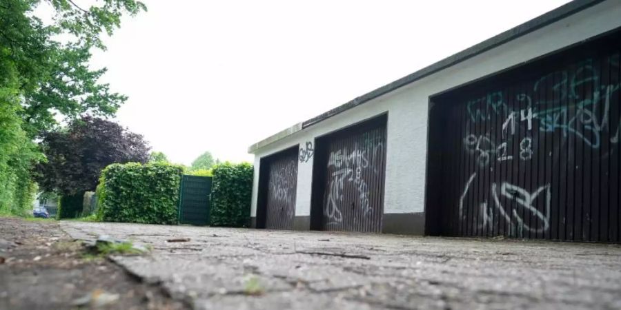 Auf diesem Garagenhof in Dortmund sollen drei Schüler versucht haben, einen Lehrer mit Hämmern zu ermorden. Foto: Bernd Thissen/dpa
