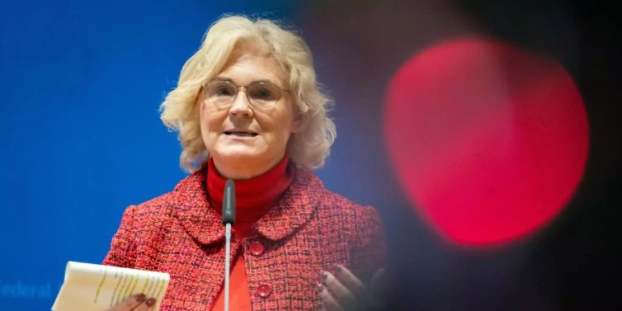 Lambrecht will gegen Hetze im Internet vorgehen