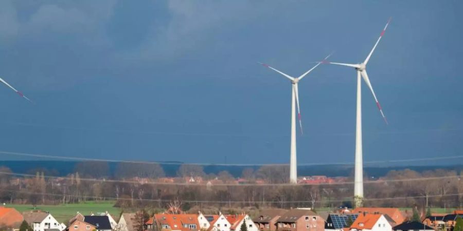 Windräder stehen nahe der Gemeinde Beckedorf in Niedersachsen. Die Ausbaukrise bei der Windkraft an Land hat sich 2019 verschärft. Foto: Julian Stratenschulte/dpa