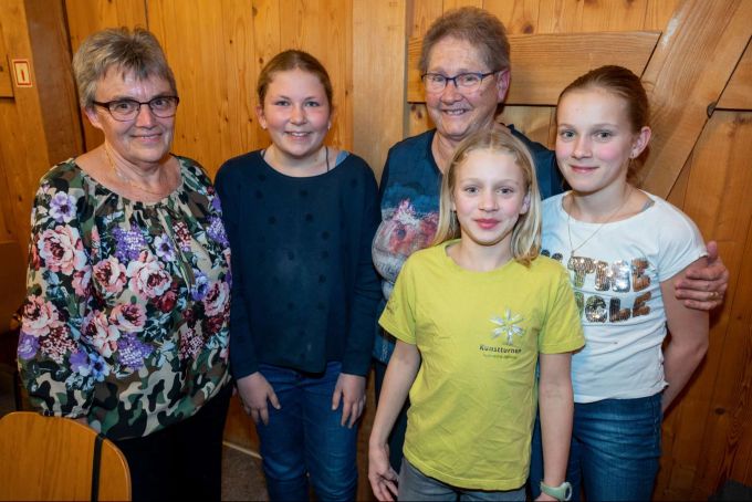 Vl: Heidi Uhlmann, Anina und Verena Steffen mit ihren Enkelinnen Alexia und Saskia.