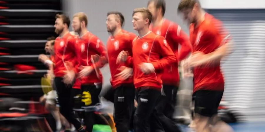 Die deutschen Handballer können bei der EM das Weiterkommen aus eigener Kraft perfekt machen. Foto: Robert Michael/dpa-Zentralbild/dpa