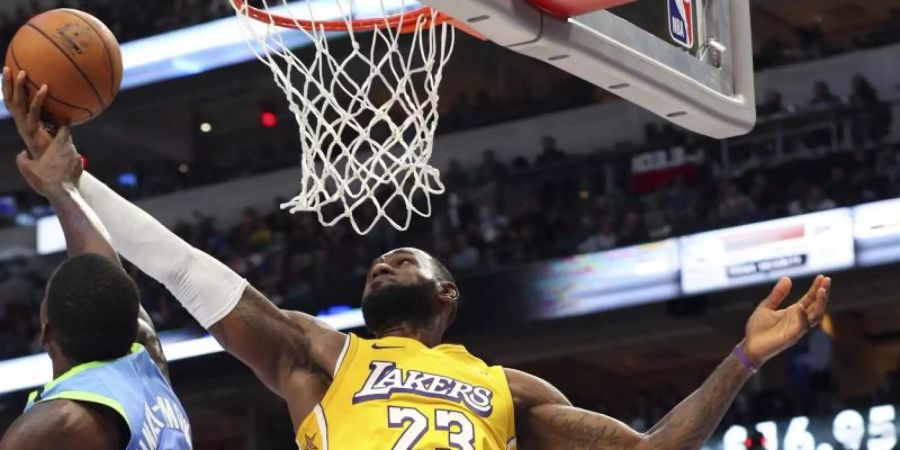 Überragender Akteur beim Lakers-Sieg in Dallas: LeBron James (r). Foto: Richard W. Rodriguez/AP/dpa