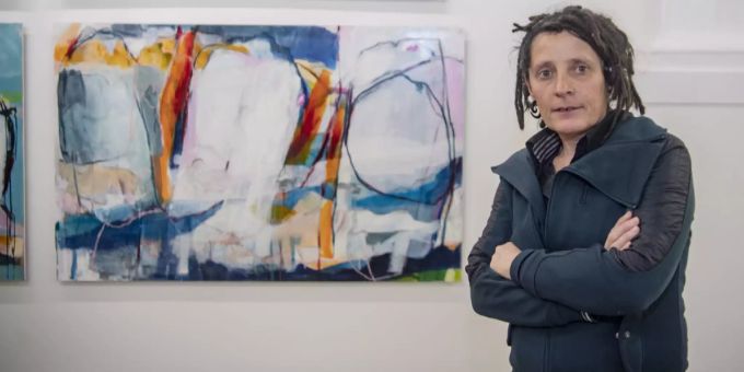 Barbara Gwerder vor ihrer Kunstausstellung. Barbara Gwerder