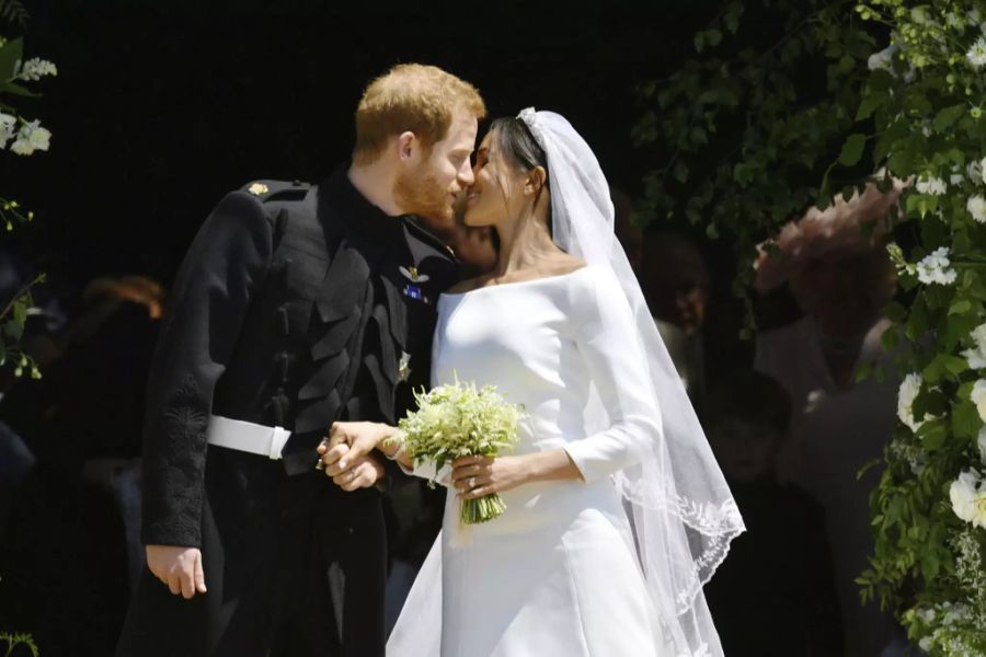 Hier küssen sich Prinz Harry und Meghan Markle an ihrer Hochzeit.