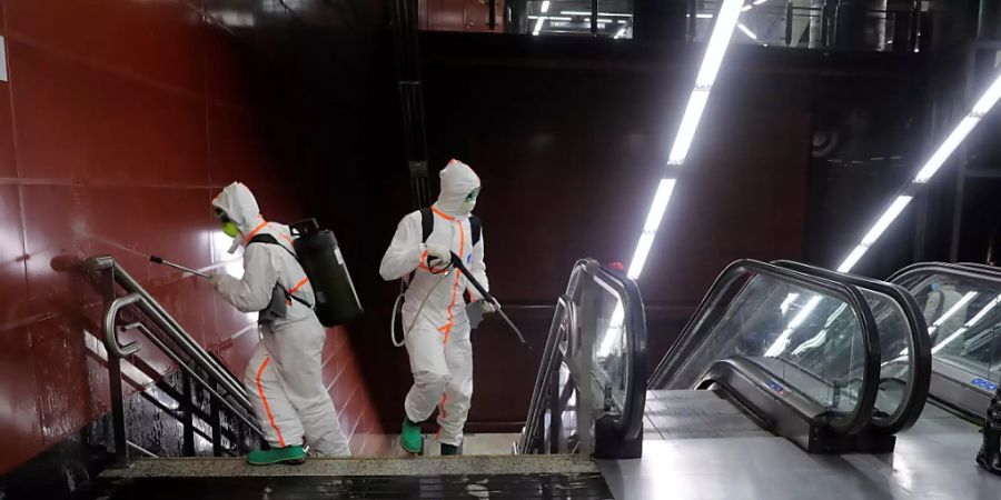 In Madrid reinigen Armeeangehörige Metrostationen.