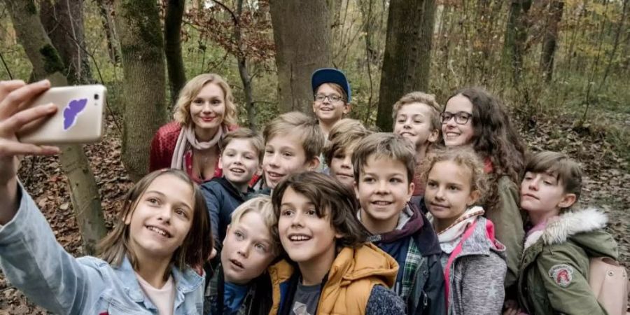 Luisa (Rosalie Thomass, hinten) mit ihrer Klasse in einer Szene des Thrillers "Rufmord". Foto: Hendrik Heiden/ZDF/Arte/dpa