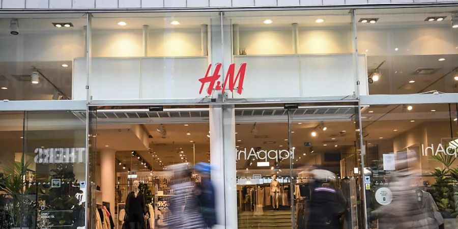 Nach einem guten Start ins Jahr ist der Umsatz der schwedischen Modekette H&M im März eingebrochen.