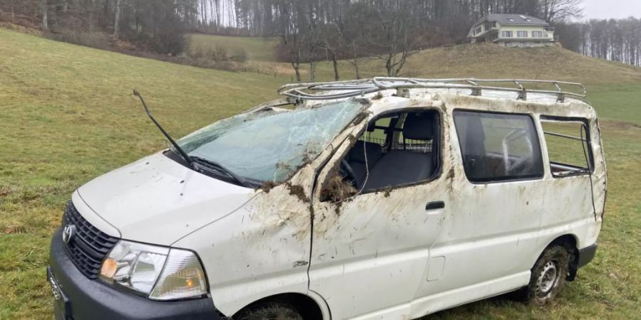 Im Lieferwagen, der in Reiden von der Strasse abkam und sich überschlug, starb ein Mann.