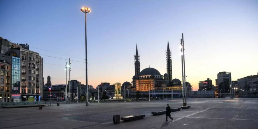 Fast menschenleerer Platz in Istanbul