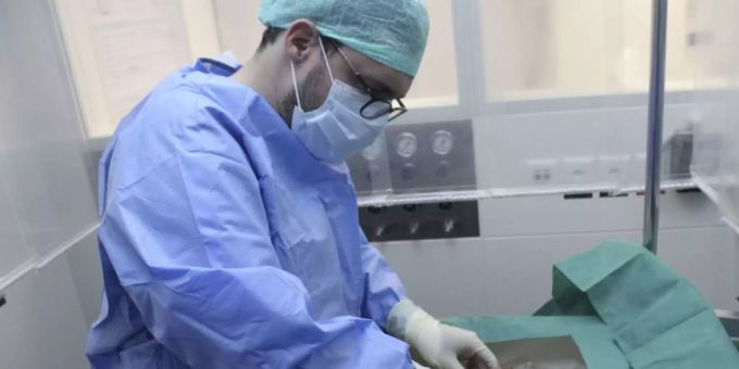 Ein Chirurg schliesst eine Leber an die neue Perfusionsmaschine an, die sie eine Woche am Leben erhalten kann. Transplantation Leber