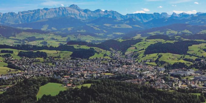 Blick auf Herisau und die Appenzeller Hügellandschaft. (Archivbild) Herisau Appenzell Ausserrhoden