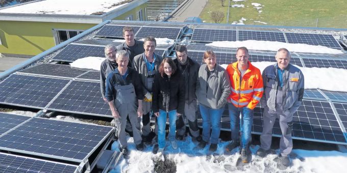Das komplette Team der ARA Herisau mit Leiter Patrick Holderegger (mit oranger Jacke) vor der neuen Photovoltaik-Anlage – Glatt viel bringen. ein Beispiel für die seit Jahren fortschrittliche Linie der ARA. Photovoltaik-Anlage ARA Herisau