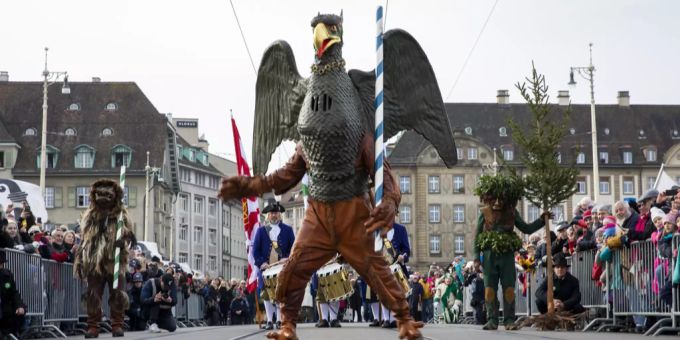 Der Vogel Gryff tanzt auf der Mittleren Bruecke mit dem Leu und dem Wild Maa am «Vogel Gryff». (Archivbild) Vogel Gryff 2023