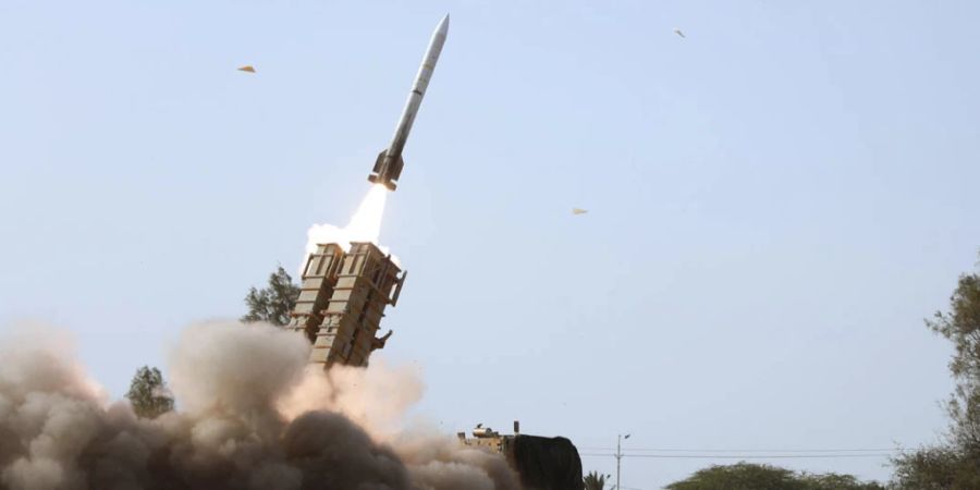 HANDOUT - Das von der iranischen Armee zur Verfügung gestellte Bild zeigt einen Raketenabschuss während einer militärischen Übung im Süden Irans. Foto: Uncredited/Iranian Army/AP/dpa - ACHTUNG: Nur zur redaktionellen Verwendung und nur mit vollständiger Nennung des vorstehenden Credits