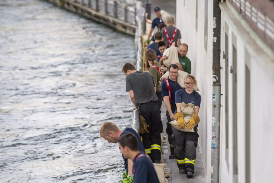 Die Feuerwehr der Stadt Luzern sichert die neuralgischen Stellen entlang der Reuss mit rund 2'500 Sandsäcken aufgrund der angekündigten Regenfälle der nächsten Tage, am Montag, 12. Juli 2021, in Luzern.