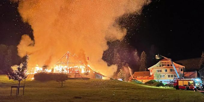 Die Scheune brannte bis auf die Grundmauern nieder. Brand