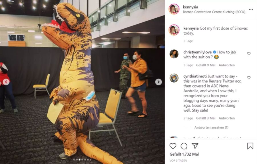 Die Stühle im Impfzentrum sind nicht unbedingt für Dinosaurier konzipiert.