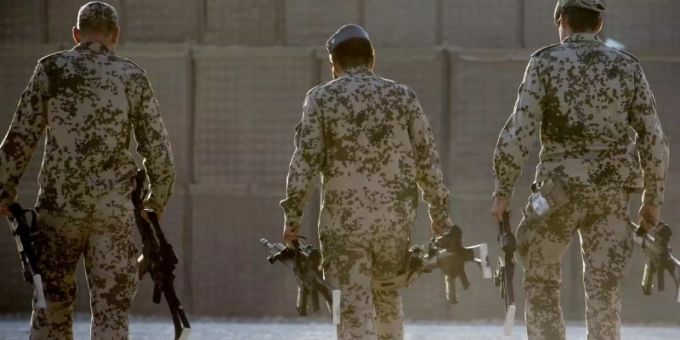 Bundeswehrsoldaten tragen Waffen zum Depot im Feldlager nahe Kundus (Archivbild). Foto: picture alliance / dpa Bundeswehrsoldaten tragen Waffen zum Depot im Feldlager nahe Kundus (Archivbild). Foto: picture alliance / dpa