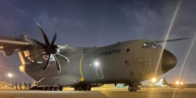 Ein Airbus A400M der deutschen Luftwaffe steht auf dem Flughafen von Taschkent. Foto: Marc Tessensohn/Bundeswehr/dpa Ein Airbus A400M der deutschen Luftwaffe steht auf dem Flughafen von Taschkent. Foto: Marc Tessensohn/Bundeswehr/dpa