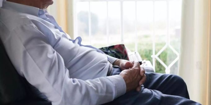 Bei einer Befragung gaben 81 Prozent der Pflegebedürftigen an, den Kontakt zu Dritten ausserhalb des Haushalts gemieden zu haben. Bei den Angehörigen war der Anteil mit 87 Prozent noch höher. Foto: Karolin Krämer/dpa-tmn Bei einer Befragung gaben 81 Prozent der Pflegebedürftigen an, den Kontakt zu Dritten ausserhalb des Haushalts gemieden zu haben. Bei den Angehörigen war der Anteil mit 87 Prozent noch höher. Foto: Karolin Krämer/dpa-tmn