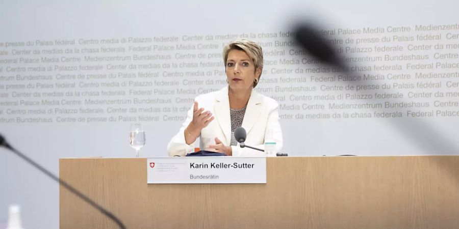 «Wir können auch nicht einfach willkürlich 10'000  Menschen auswählen»: Bundesrätin Karin Keller-Sutter. (Archivbild)