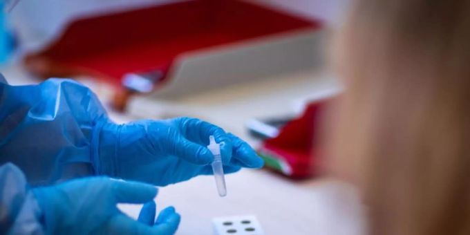 Die Gesundheitsämter in Deutschland meldeten dem RKI binnen eines Tages 7050 Corona-Neuinfektionen. Foto: Jens Büttner/dpa-Zentralbild/dpa Die Gesundheitsämter in Deutschland meldeten dem RKI binnen eines Tages 7050 Corona-Neuinfektionen. Foto: Jens Büttner/dpa-Zentralbild/dpa