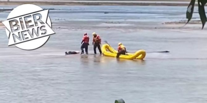 Mann schläft auf Fluss