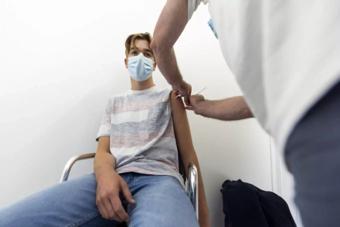 Auch Jugendliche und Kinder über 12 Jahre können sich gegen das Coronavirus impfen lassen, wie hier zum Beispiel an der Kantonsschule Aarau. Coronavirus Impfung Jugendliche Aarau