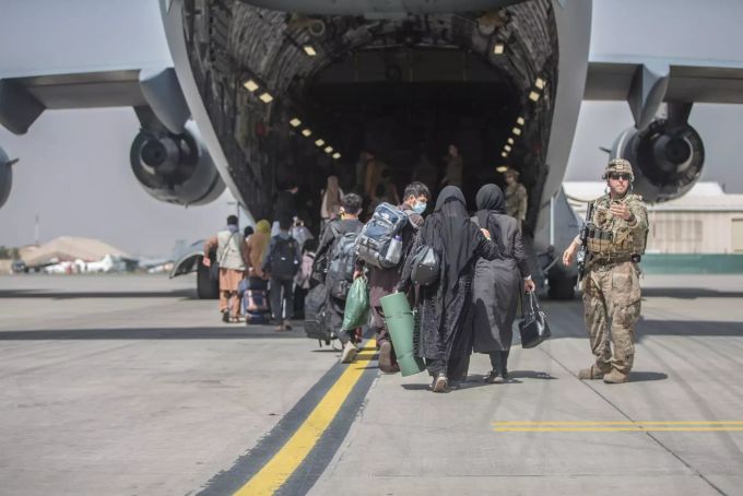 Afghanen betreten am 23. August 2021 am Flughafen in Kabul ein US-Flugzeug. Taliban takeover in Afghanistan