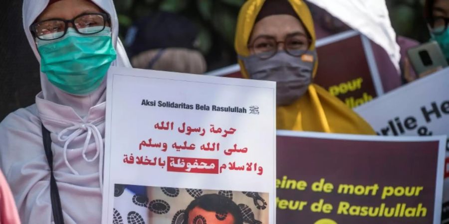 Macron übersät mit Fusstritten: Protest in Indonesien