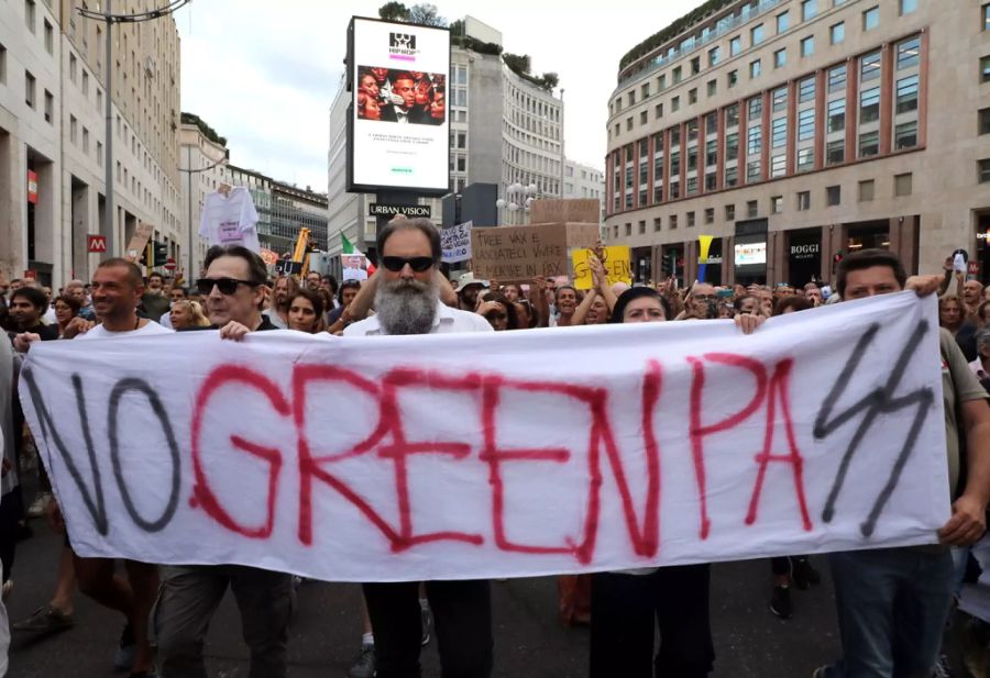 Die Zertifikatspflicht kommt aber nicht bei allen gut an: Sowohl in Italien (hier im Bild) wie auch in Frankreich protestierten Menschen gegen diesen Schritt.