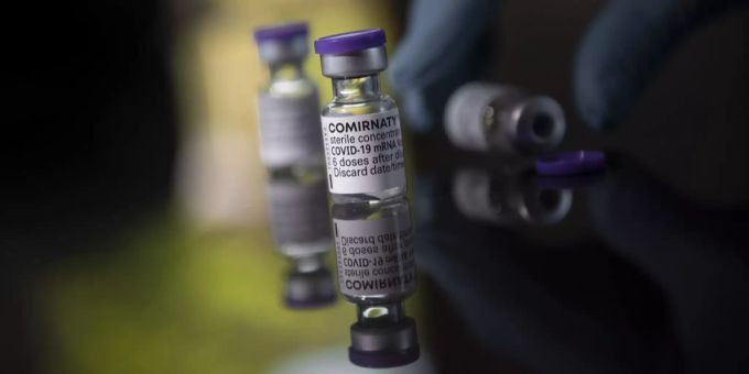 Drei Fläschchen mit dem Covid-19-Impfstoff von Pfizer, aufgenommen am Samstag, 10. Juli 2021. Pfizer Impfstoff Coronavirus