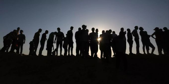 Palästinensische Demonstranten protestieren an einem Grenzzaun zu Israel am 25. August 2021. Clashes in Khan Yunis