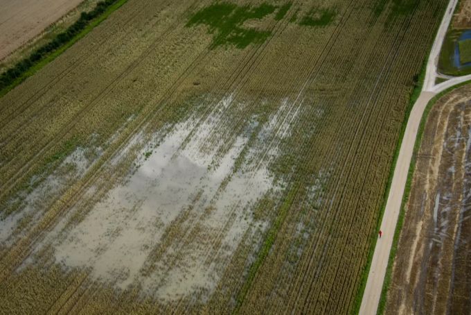 Luftaufnahme eines Feldes, das nach starken Regenfällen am Freitag, 16. Juli 2021, teilweise unter Wasser steht, Mücken Wetter Regen Wasser