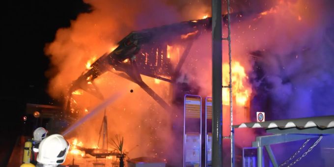 Am Güterschuppen sowie am Bahnhofsgebäude entstand Sachschaden in der Höhe von mehreren Hunderttausend Franken. bahnhof Brand