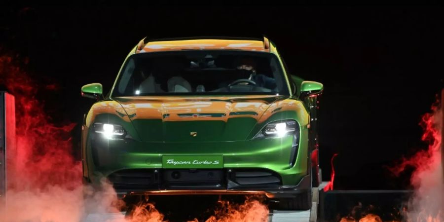 Porsche-Chef Blume in einem Taycan im April