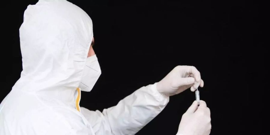 Ein medizinischer Mitarbeiter bereitet in einem Corona-Testzentrums einen Schnelltest vor. Foto: Sebastian Kahnert/dpa