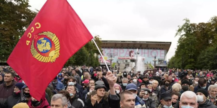 Protest gegen die Ergebnisse der Parlamentswahl in der vergangenen Woche in Moskau. Foto: Pavel Golovkin/AP/dpa