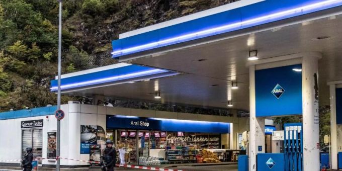 Ein Angestellter der Tankstelle war in Idar-Oberstein in Rheinland-Pfalz von einem Gegner der Corona-Massnahmen erschossen worden. Foto: Christian Schulz/Foto Hosser/dpa Ein Angestellter der Tankstelle war in Idar-Oberstein in Rheinland-Pfalz von einem Gegner der Corona-Massnahmen erschossen worden. Foto: Christian Schulz/Foto Hosser/dpa