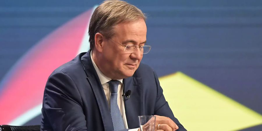 Armin Laschet (CDU), Kanzlerkandidat der Union, sitzt in einem Studio des ZDF bei der «Berliner Runde». Ungeachtet der schweren Unions-Niederlage bei der deutschen Bundestagswahl will Laschet CDU-Parteichef bleiben. Hinsichtlich des Vorsitzes der Bundestagsfraktion legte er sich aber nicht fest. Foto: Sebastian Gollnow/dpa-Pool/dpa