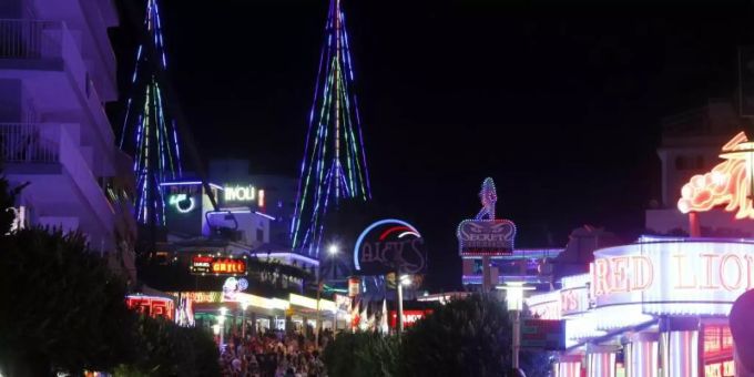 Clubs, Discos und Nachtlokale auf Mallorca und den anderen Baleareninseln dürfen ab dem 8. Oktober wieder ihre Tanzflächen öffnen. Foto: Clara Margais/dpa Clubs, Discos und Nachtlokale auf Mallorca und den anderen Baleareninseln dürfen ab dem 8. Oktober wieder ihre Tanzflächen öffnen. Foto: Clara Margais/dpa